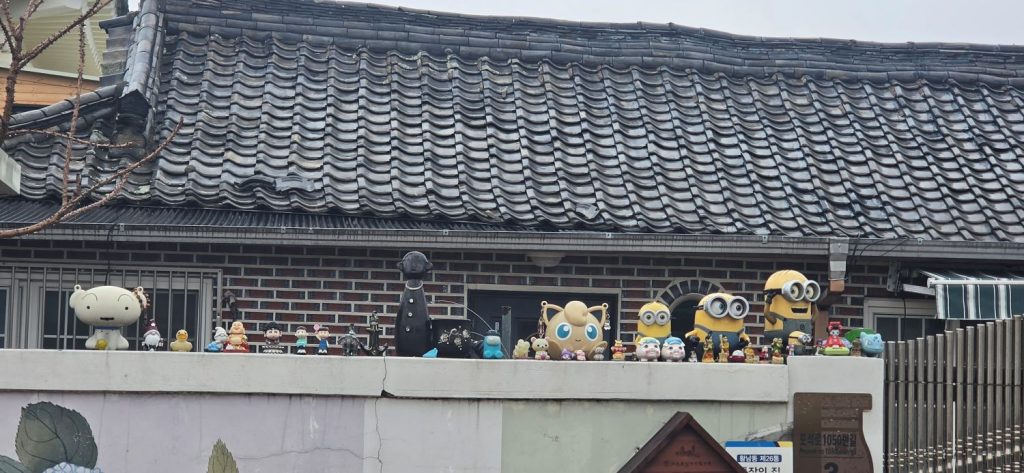 황리단길 골목 담벼락